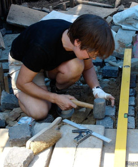 laying setts in a courtyard garden