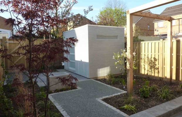 Paths and contemporary cabin in South London small garden - Carol Whitehead garden design